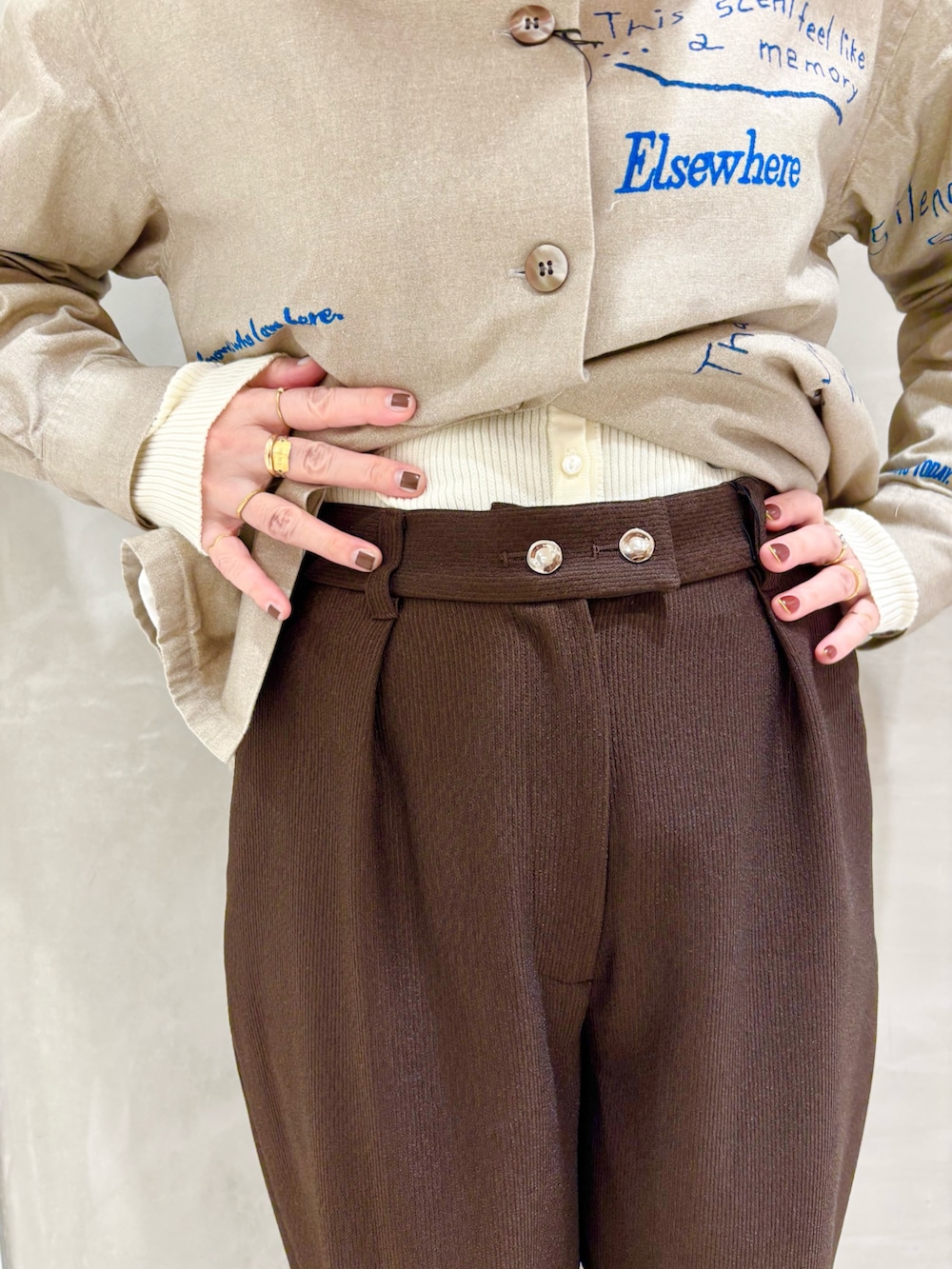 ベージュ系のTシャツ/カットソー、ホワイト系のニット/セーター、ブラウン系のその他パンツを着用したレディースの秋コーディネートの5枚目の写真