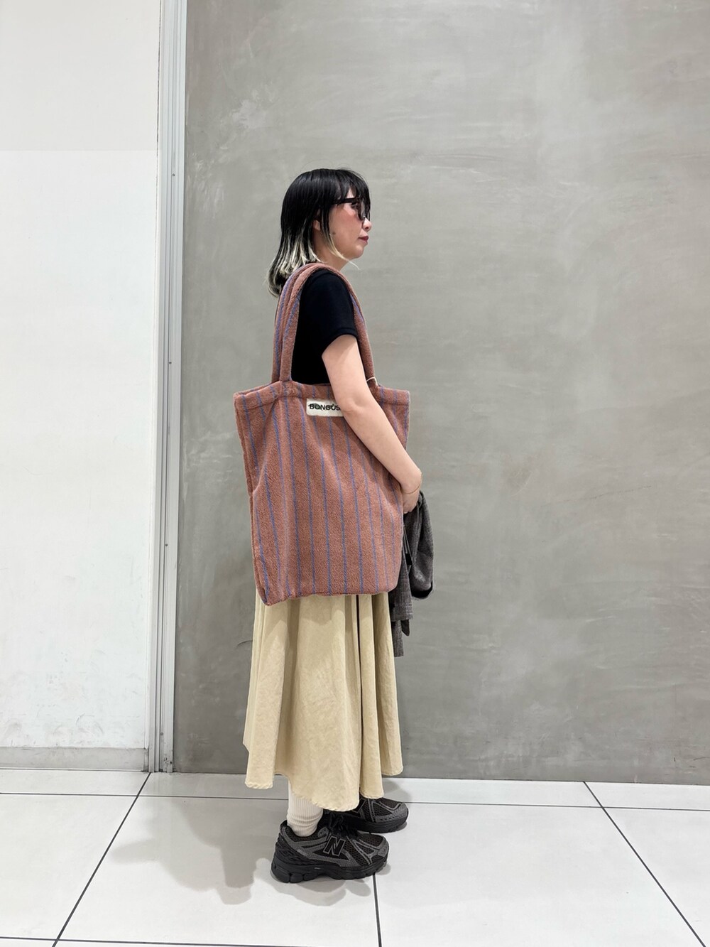 ブルー系のTシャツ/カットソー、グレー系のその他アウター、イエロー系のトートバッグを着用したレディースの春コーディネートの2枚目の写真