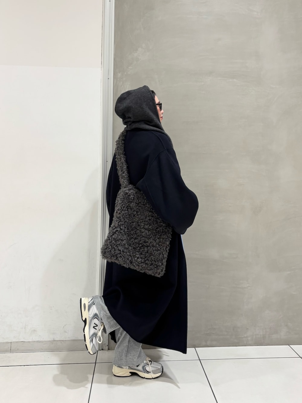 ブルー系のシャツ/ブラウス、グレー系のその他パンツ、ブルー系のテーラードジャケットを着用したレディースの秋コーディネートの2枚目の写真