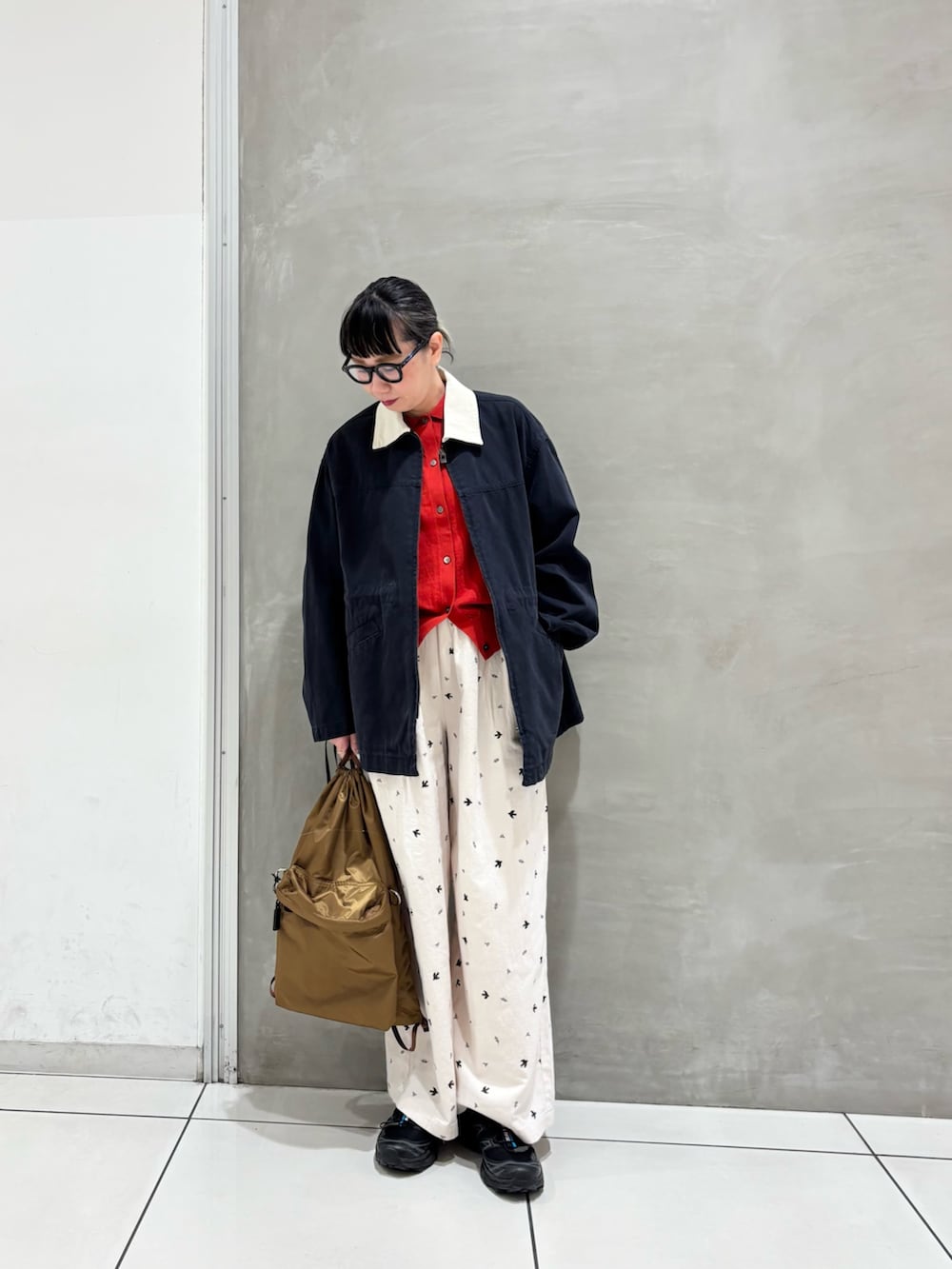 レッド系のカーディガン/ボレロ、ブルー系のカバーオール、ホワイト系のその他パンツを着用したレディースの冬コーディネートの3枚目の写真