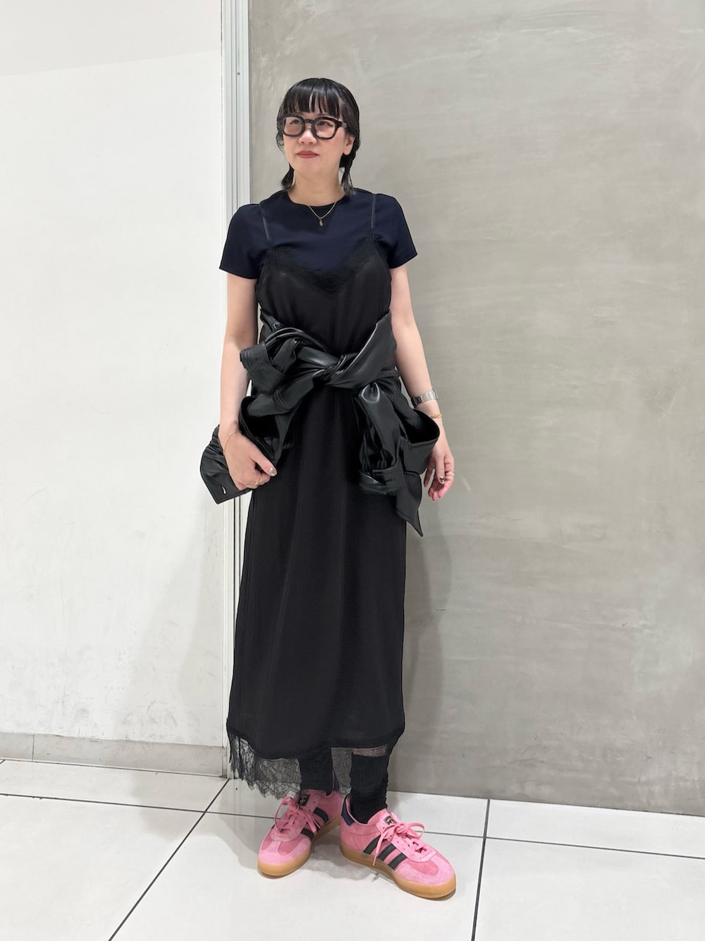 ブラック系のブルゾン、ブルー系のTシャツ/カットソー、ブラック系のワンピースを着用したレディースの秋コーディネートの6枚目の写真