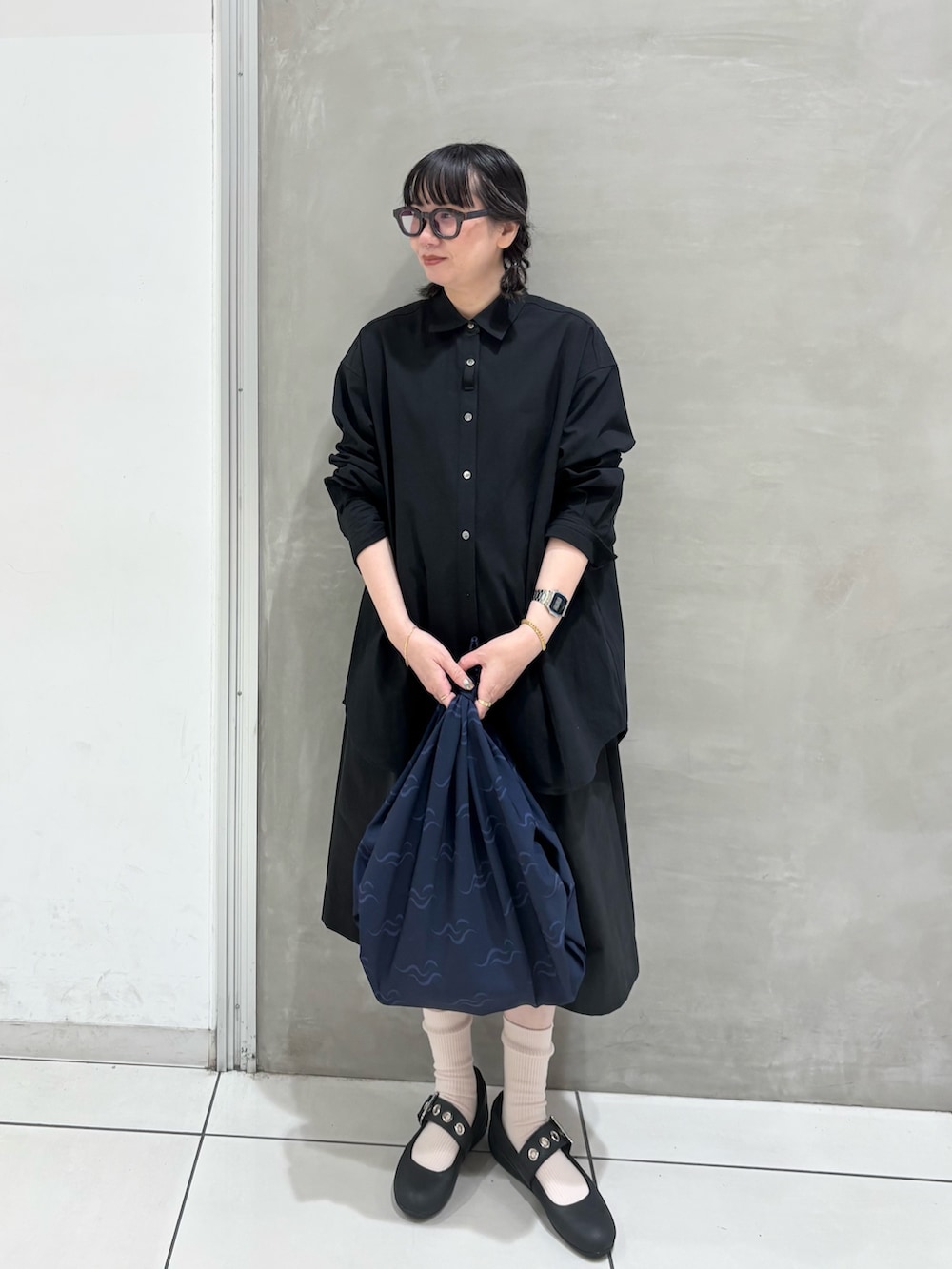 ブラック系のシャツ/ブラウス、ブラック系のその他パンツ、ブラック系のスニーカーを着用したレディースの秋コーディネートの5枚目の写真