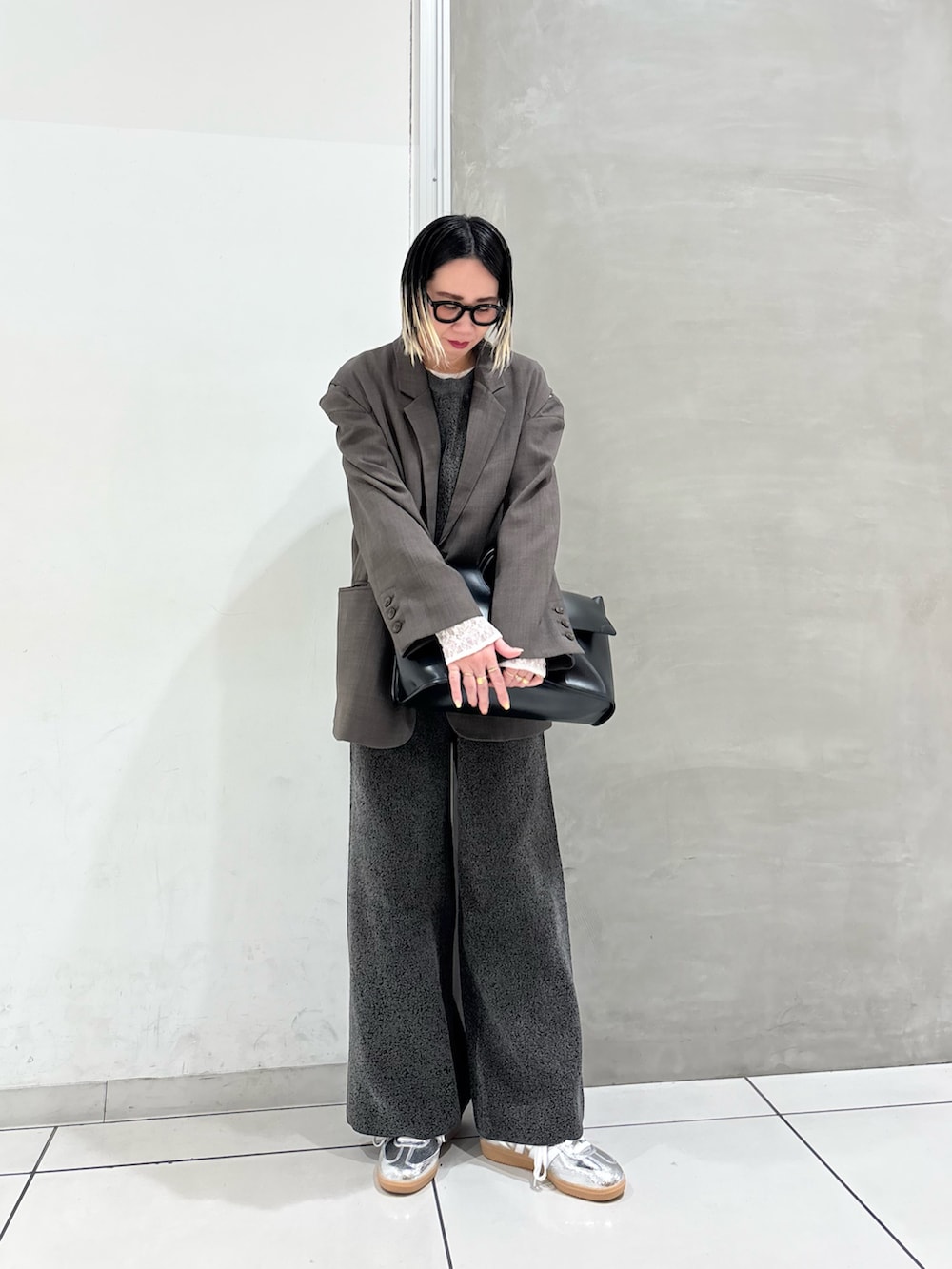 ブラウン系のその他アウター、ホワイト系のTシャツ/カットソー、グレー系のサロペット/オーバーオールを着用したレディースの冬コーディネートの7枚目の写真