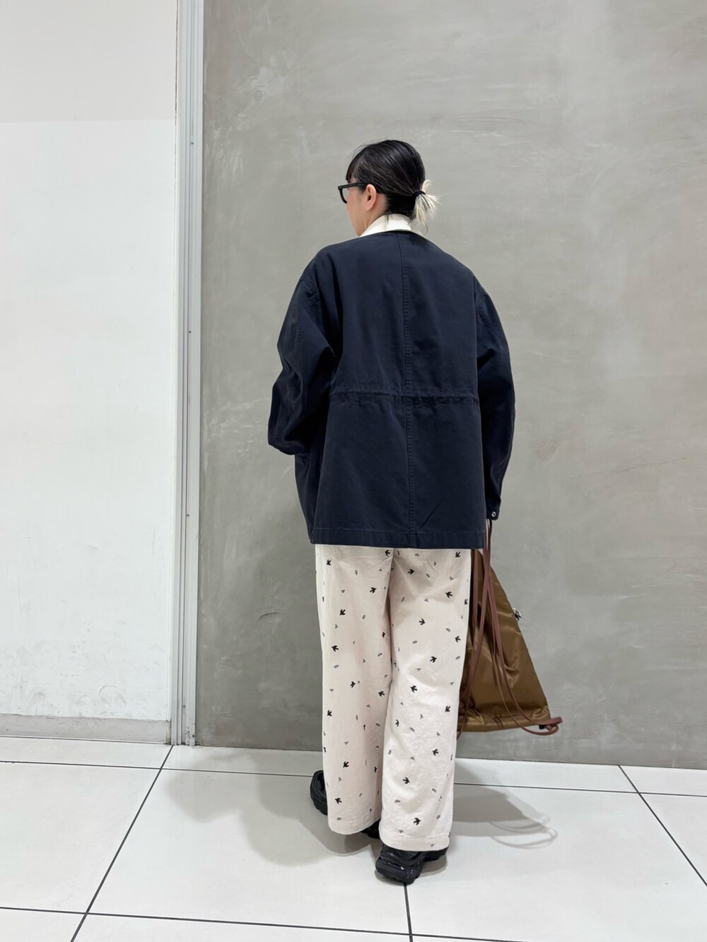 レッド系のカーディガン/ボレロ、ブルー系のカバーオール、ホワイト系のその他パンツを着用したレディースの冬コーディネートの4枚目の写真