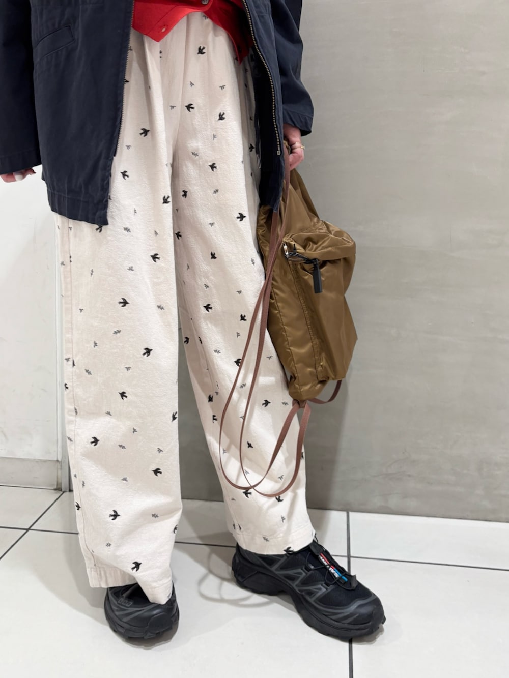 レッド系のカーディガン/ボレロ、ブルー系のカバーオール、ホワイト系のその他パンツを着用したレディースの冬コーディネートの6枚目の写真