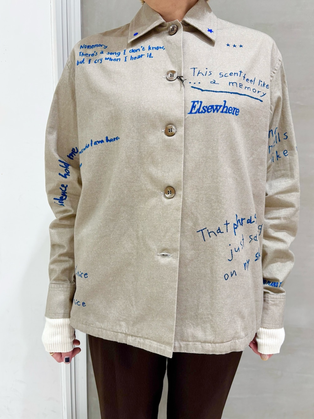 ベージュ系のTシャツ/カットソー、ホワイト系のニット/セーター、ブラウン系のその他パンツを着用したレディースの秋コーディネートの2枚目の写真