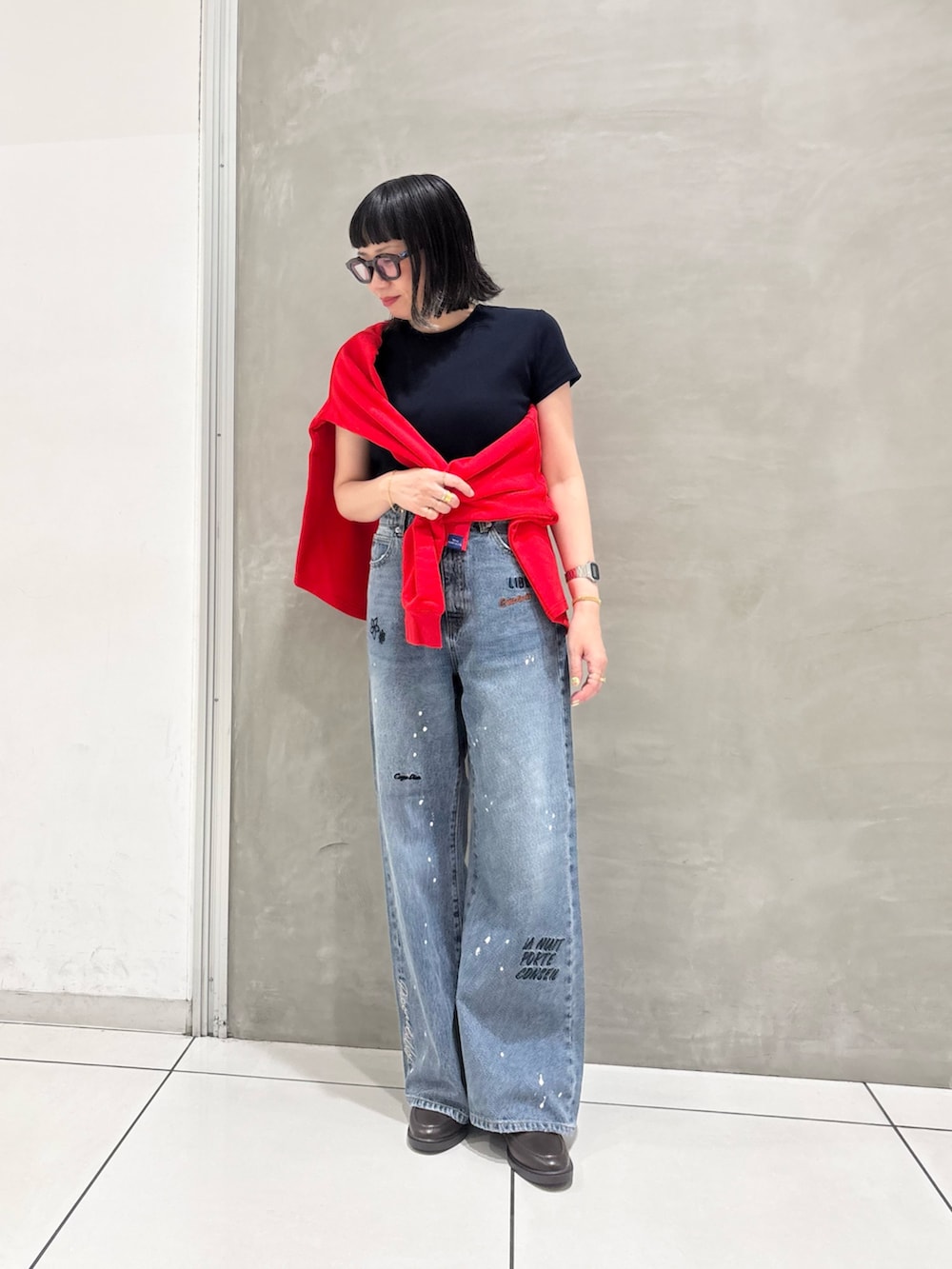 ブルー系のTシャツ/カットソー、レッド系のスウェット、ブルー系のデニムパンツを着用したレディースの夏コーディネートの3枚目の写真