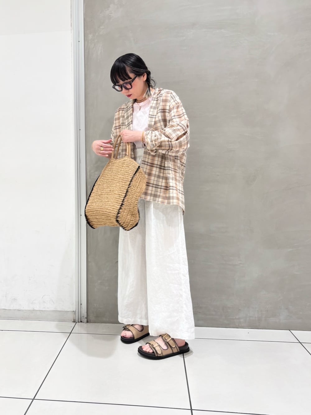 その他のジャケット/アウター、ピンク系のTシャツ/カットソー、ホワイト系のその他パンツを着用したレディースの春コーディネートの5枚目の写真
