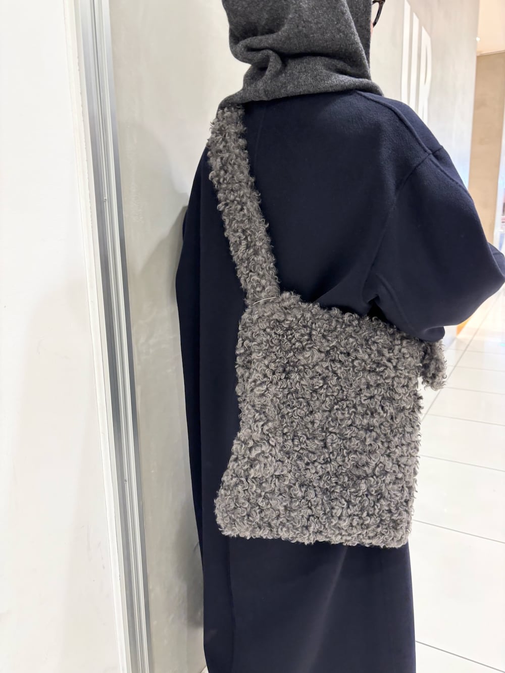 ブルー系のシャツ/ブラウス、グレー系のその他パンツ、ブルー系のテーラードジャケットを着用したレディースの秋コーディネートの4枚目の写真