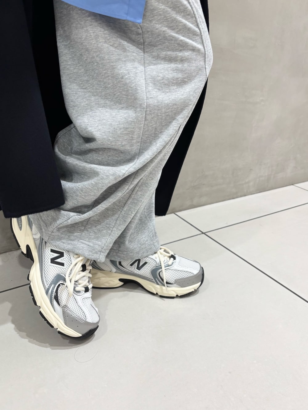 ブルー系のシャツ/ブラウス、グレー系のその他パンツ、ブルー系のテーラードジャケットを着用したレディースの秋コーディネートの5枚目の写真