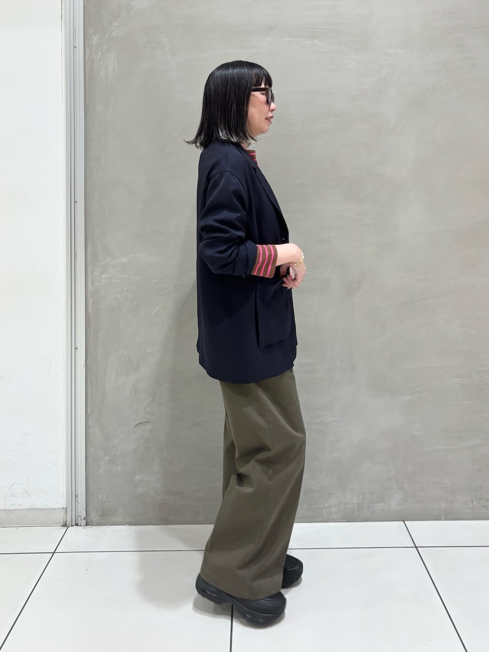 ブルー系のその他アウター、ブラウン系のTシャツ/カットソー、グリーン系のその他パンツを着用したレディースの秋コーディネートの2枚目の写真