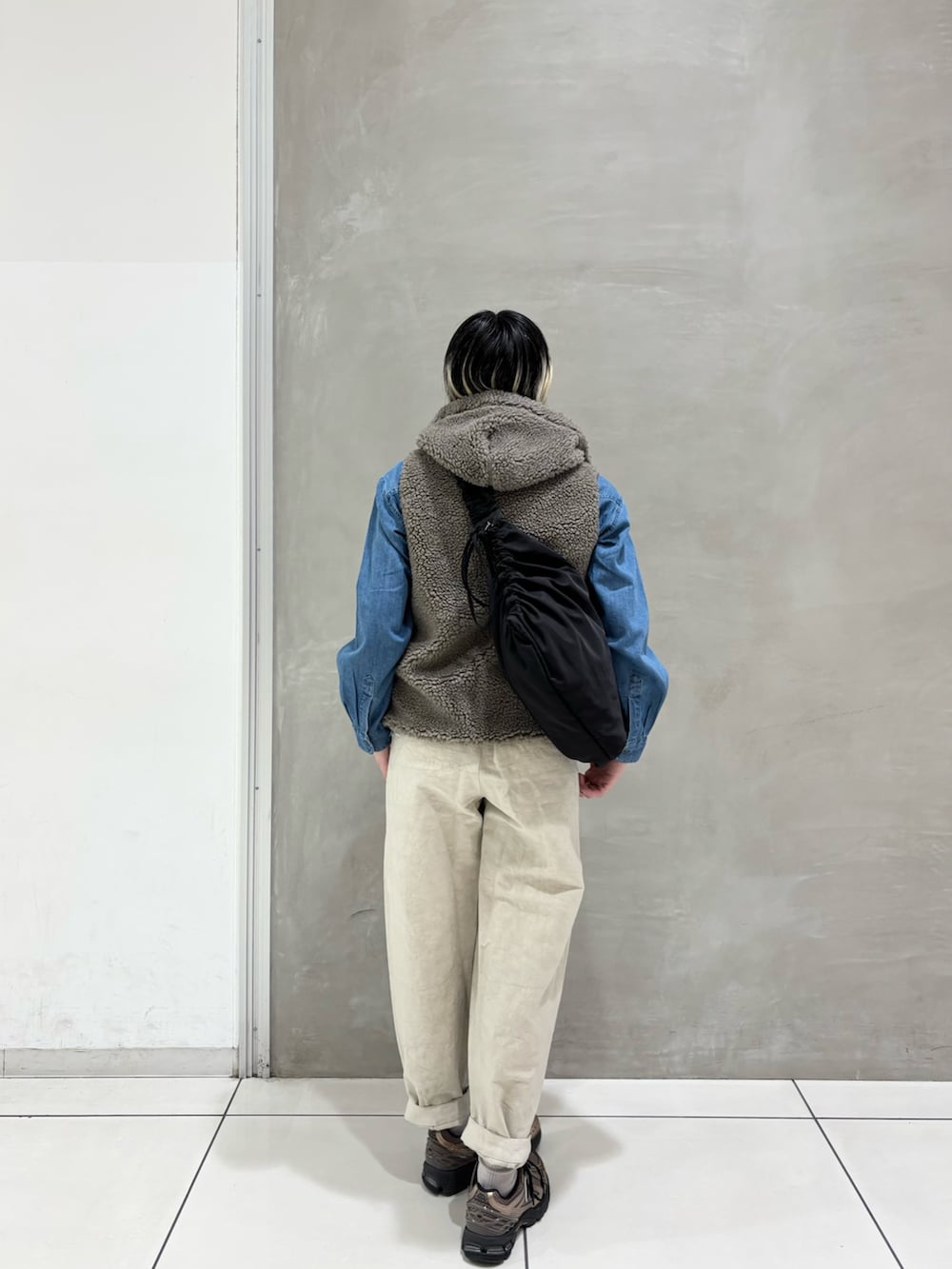 ブルー系のシャツ/ブラウス、ベージュ系のその他アウター、ブラック系のショルダーバッグを着用したレディースの秋コーディネートの2枚目の写真