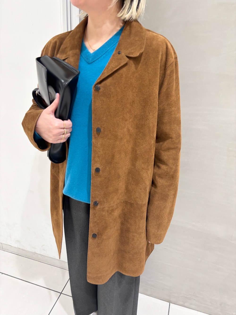 ブラウン系のテーラードジャケット、グレー系のニット/セーター、グレー系のその他パンツを着用したレディースの秋コーディネートの4枚目の写真