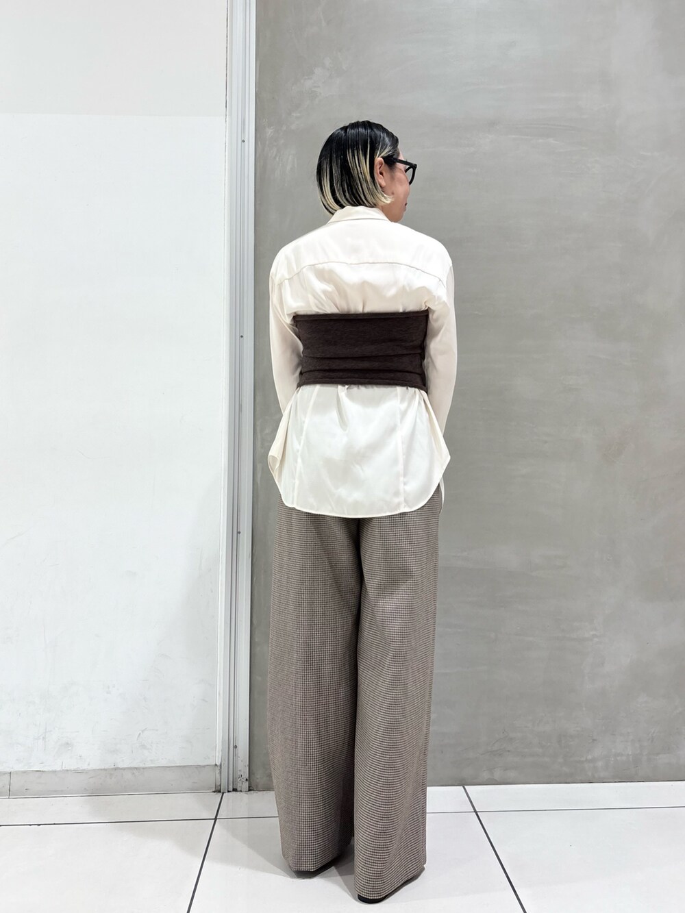 ホワイト系のTシャツ/カットソー、ブラウン系のその他トップス、グリーン系のその他パンツを着用したレディースの秋コーディネートの3枚目の写真