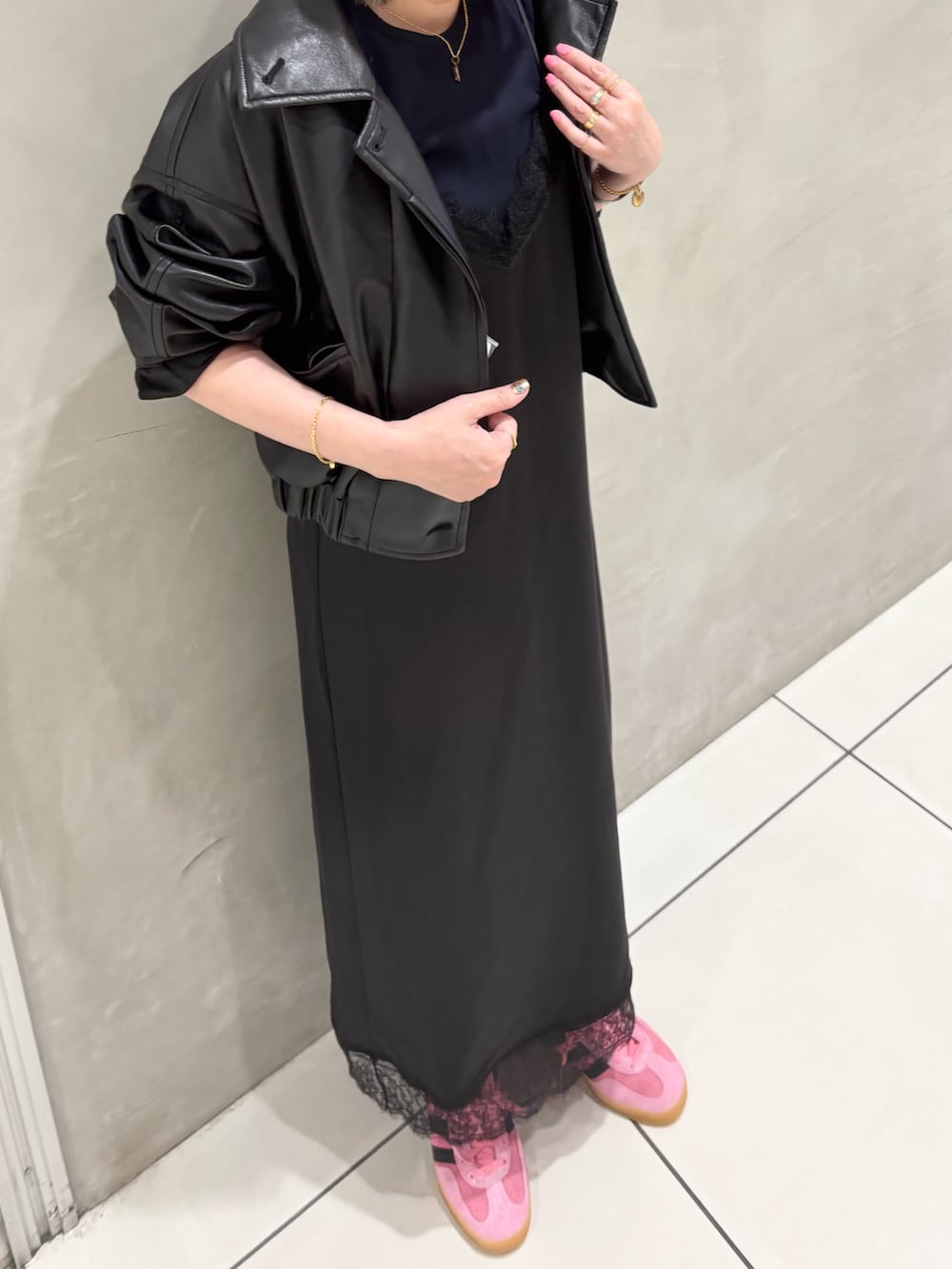 ブラック系のブルゾン、ブルー系のTシャツ/カットソー、ブラック系のワンピースを着用したレディースの秋コーディネートの5枚目の写真