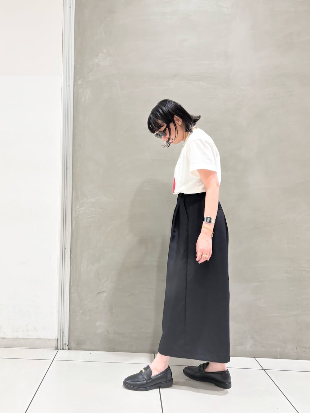 ホワイト系のTシャツ/カットソー、ブラック系のその他パンツ、ブラック系のローファーを着用したレディースの夏コーディネートの3枚目の写真