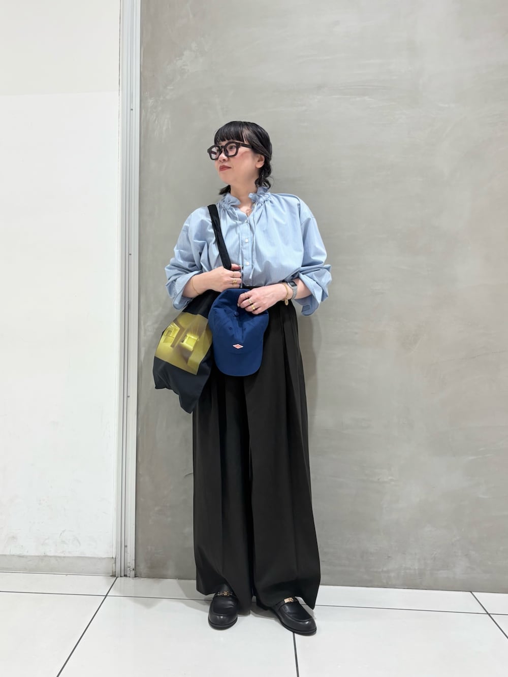 ブルー系のシャツ/ブラウス、ブラウン系のその他パンツ、ブラック系のローファーを着用したレディースの秋コーディネートの5枚目の写真