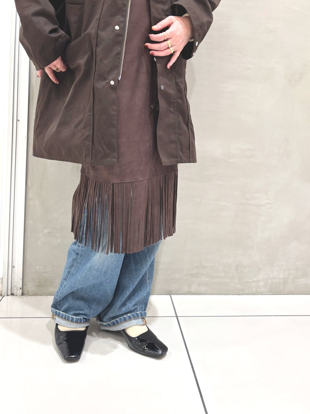 ブラウン系のその他アウター、ホワイト系のTシャツ/カットソー、ブラウン系のスカートを着用したレディースの秋コーディネートの6枚目の写真