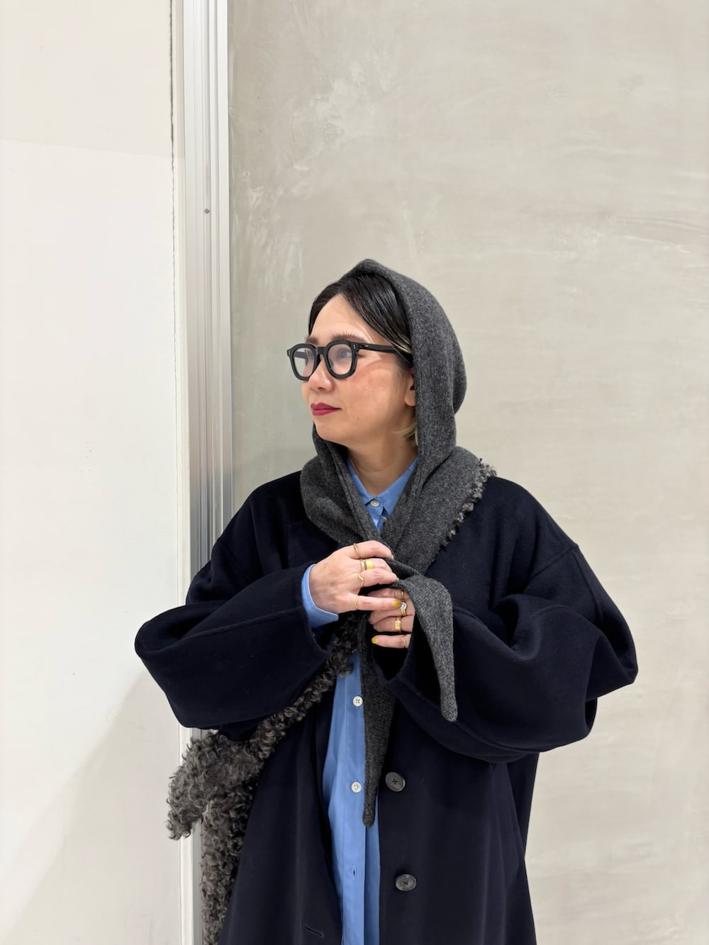 ブルー系のシャツ/ブラウス、グレー系のその他パンツ、ブルー系のテーラードジャケットを着用したレディースの秋コーディネートの6枚目の写真