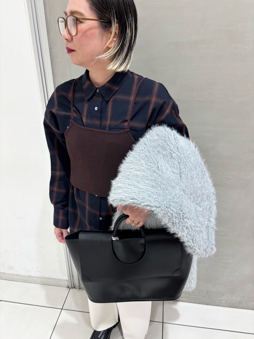 ブルー系のその他アウター、ブルー系のシャツ/ブラウス、ブラウン系のニット/セーターを着用したレディースの冬コーディネートの6枚目の写真
