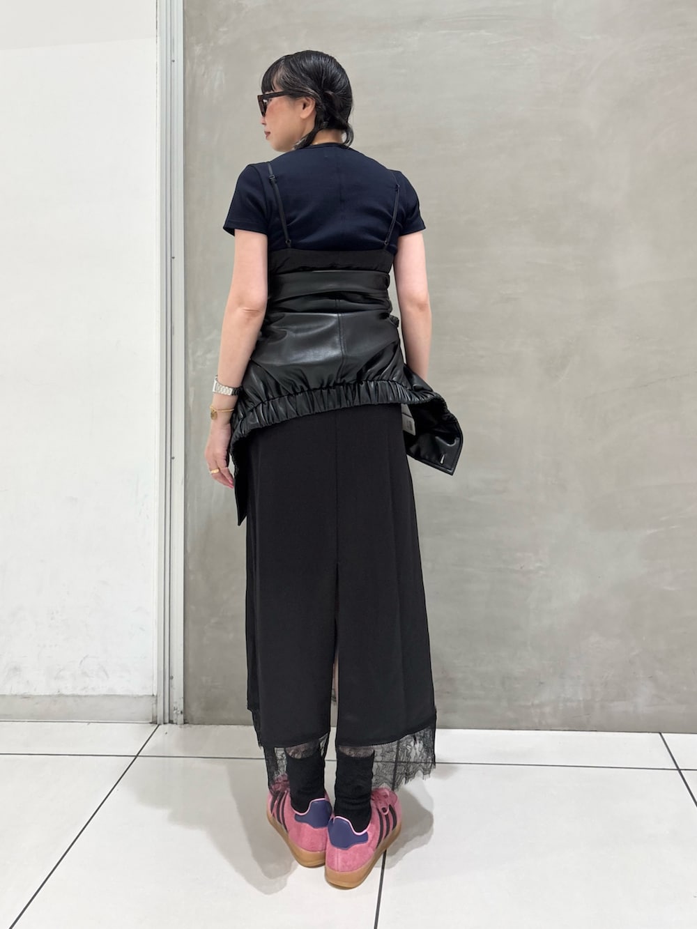 ブラック系のブルゾン、ブルー系のTシャツ/カットソー、ブラック系のワンピースを着用したレディースの秋コーディネートの7枚目の写真