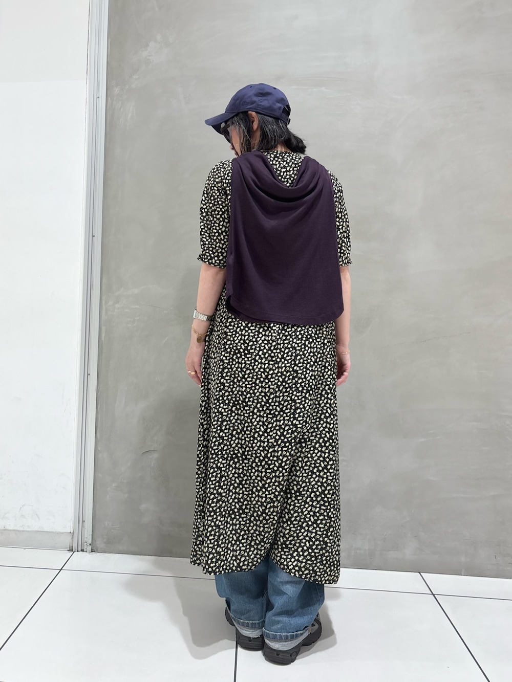 イエロー系のワンピース、グレー系のTシャツ/カットソー、ブラック系のボディバッグ/ウエストポーチを着用したレディースの夏コーディネートの3枚目の写真