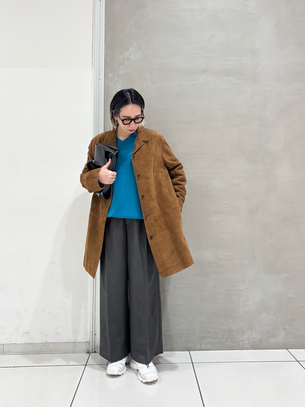 ブラウン系のテーラードジャケット、グレー系のニット/セーター、グレー系のその他パンツを着用したレディースの秋コーディネートの6枚目の写真