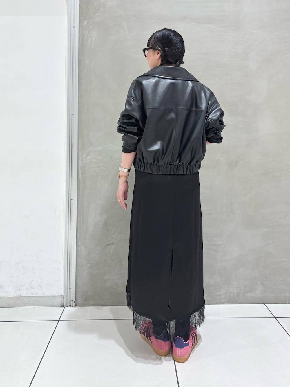 ブラック系のブルゾン、ブルー系のTシャツ/カットソー、ブラック系のワンピースを着用したレディースの秋コーディネートの3枚目の写真