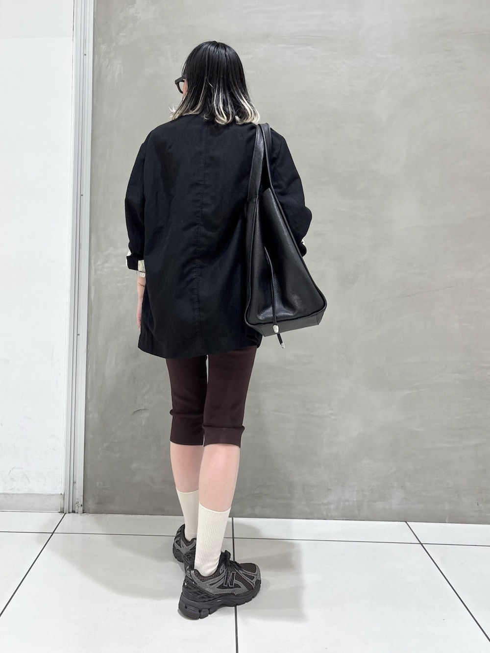 ブラック系のその他アウター、ピンク系のTシャツ/カットソー、ブラック系のトートバッグを着用したレディースの春コーディネートの2枚目の写真