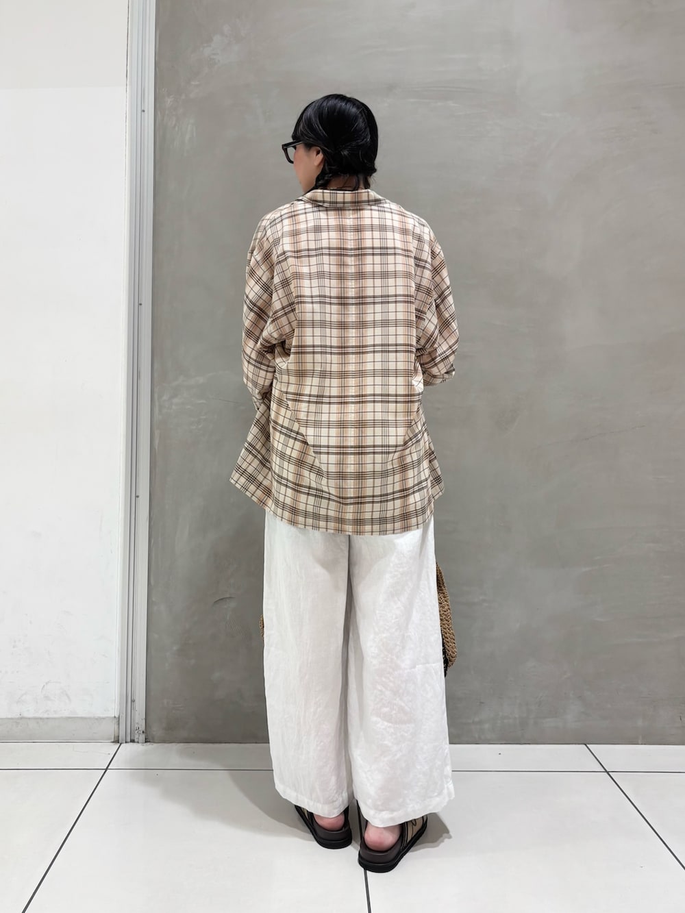 その他のジャケット/アウター、ピンク系のTシャツ/カットソー、ホワイト系のその他パンツを着用したレディースの春コーディネートの3枚目の写真