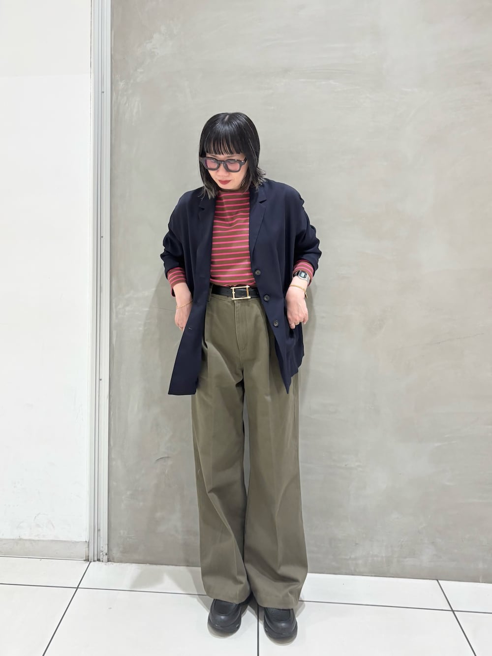 ブルー系のその他アウター、ブラウン系のTシャツ/カットソー、グリーン系のその他パンツを着用したレディースの秋コーディネートの4枚目の写真
