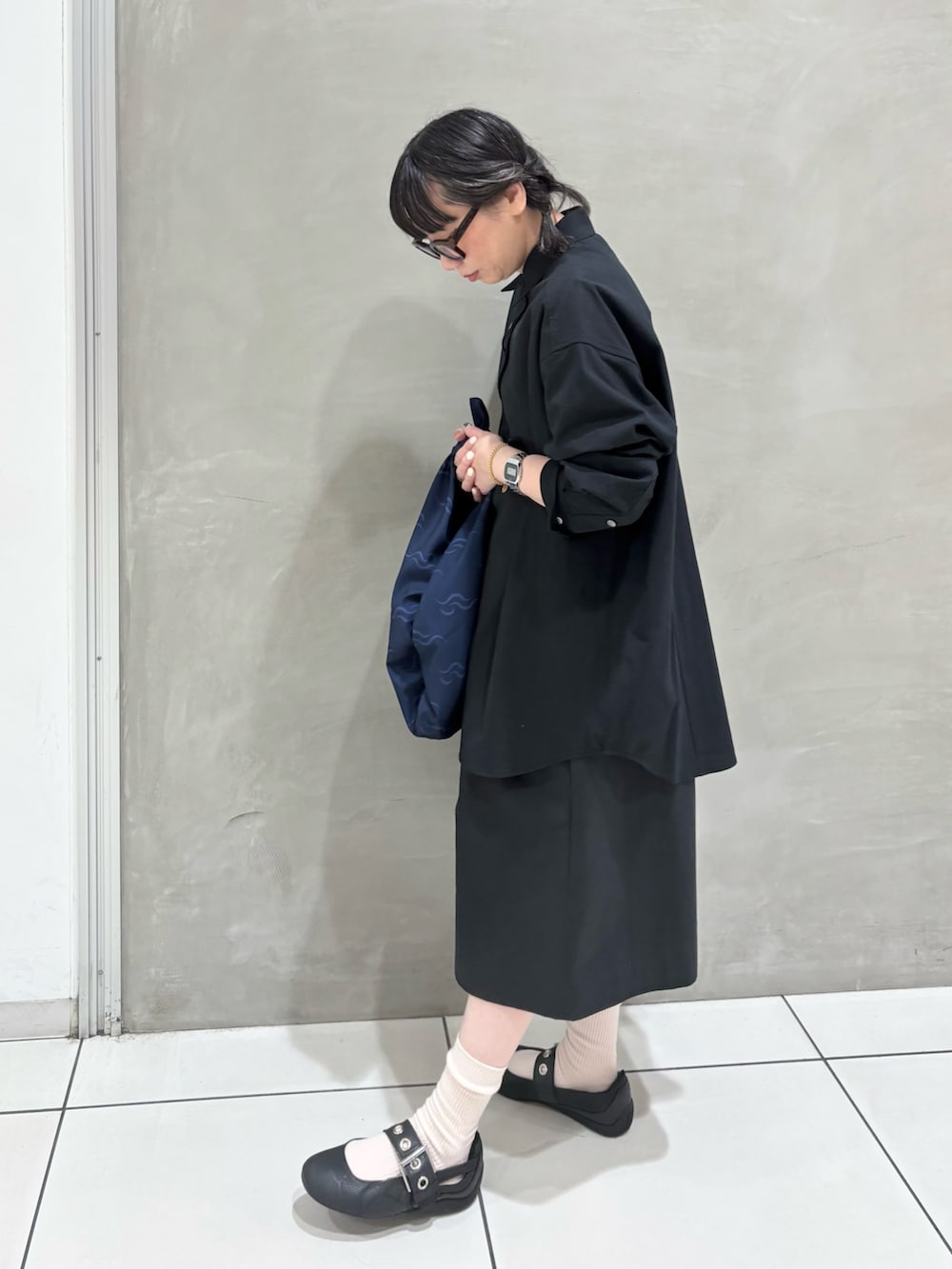 ブラック系のシャツ/ブラウス、ブラック系のその他パンツ、ブラック系のスニーカーを着用したレディースの秋コーディネートの2枚目の写真