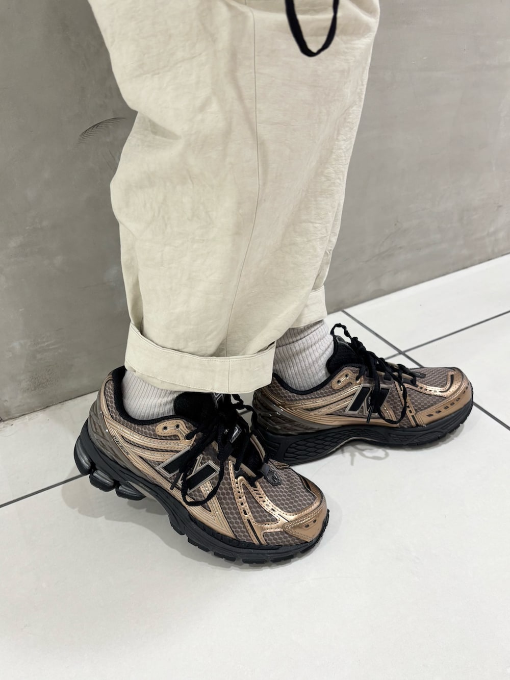 ブルー系のシャツ/ブラウス、ベージュ系のその他アウター、ブラック系のショルダーバッグを着用したレディースの秋コーディネートの4枚目の写真