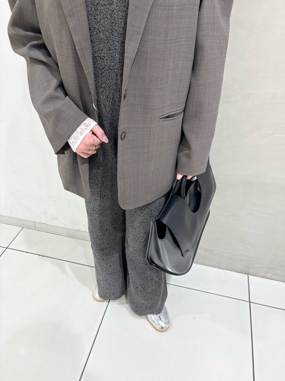 ブラウン系のその他アウター、ホワイト系のTシャツ/カットソー、グレー系のサロペット/オーバーオールを着用したレディースの冬コーディネートの4枚目の写真