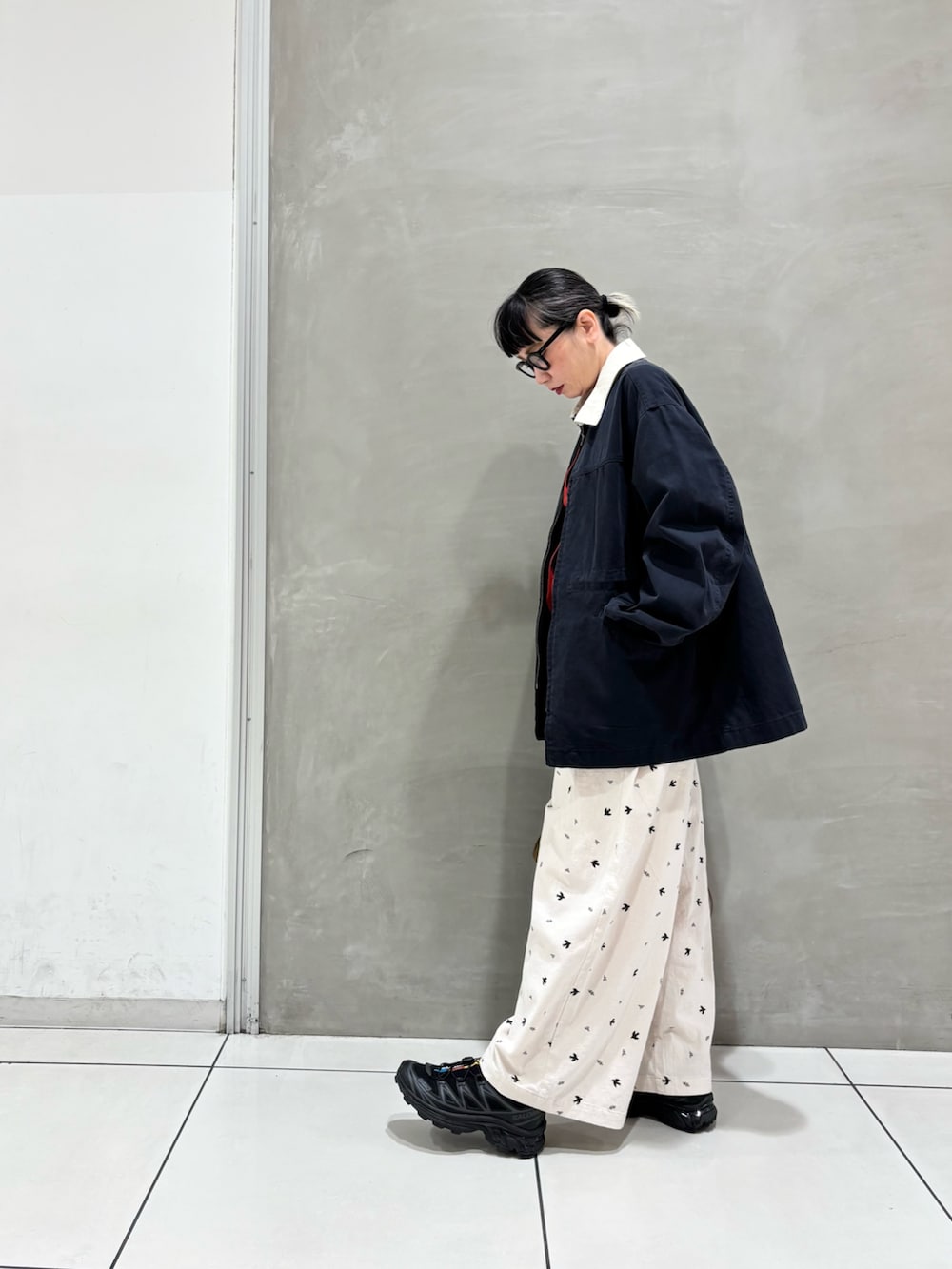 レッド系のカーディガン/ボレロ、ブルー系のカバーオール、ホワイト系のその他パンツを着用したレディースの冬コーディネートの5枚目の写真