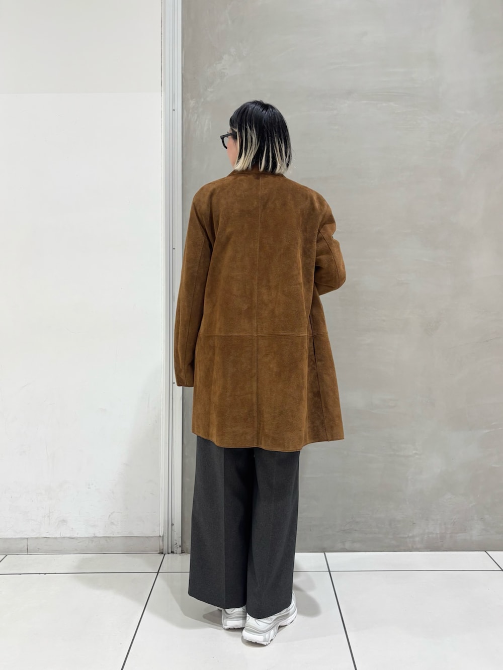 ブラウン系のテーラードジャケット、グレー系のニット/セーター、グレー系のその他パンツを着用したレディースの秋コーディネートの2枚目の写真