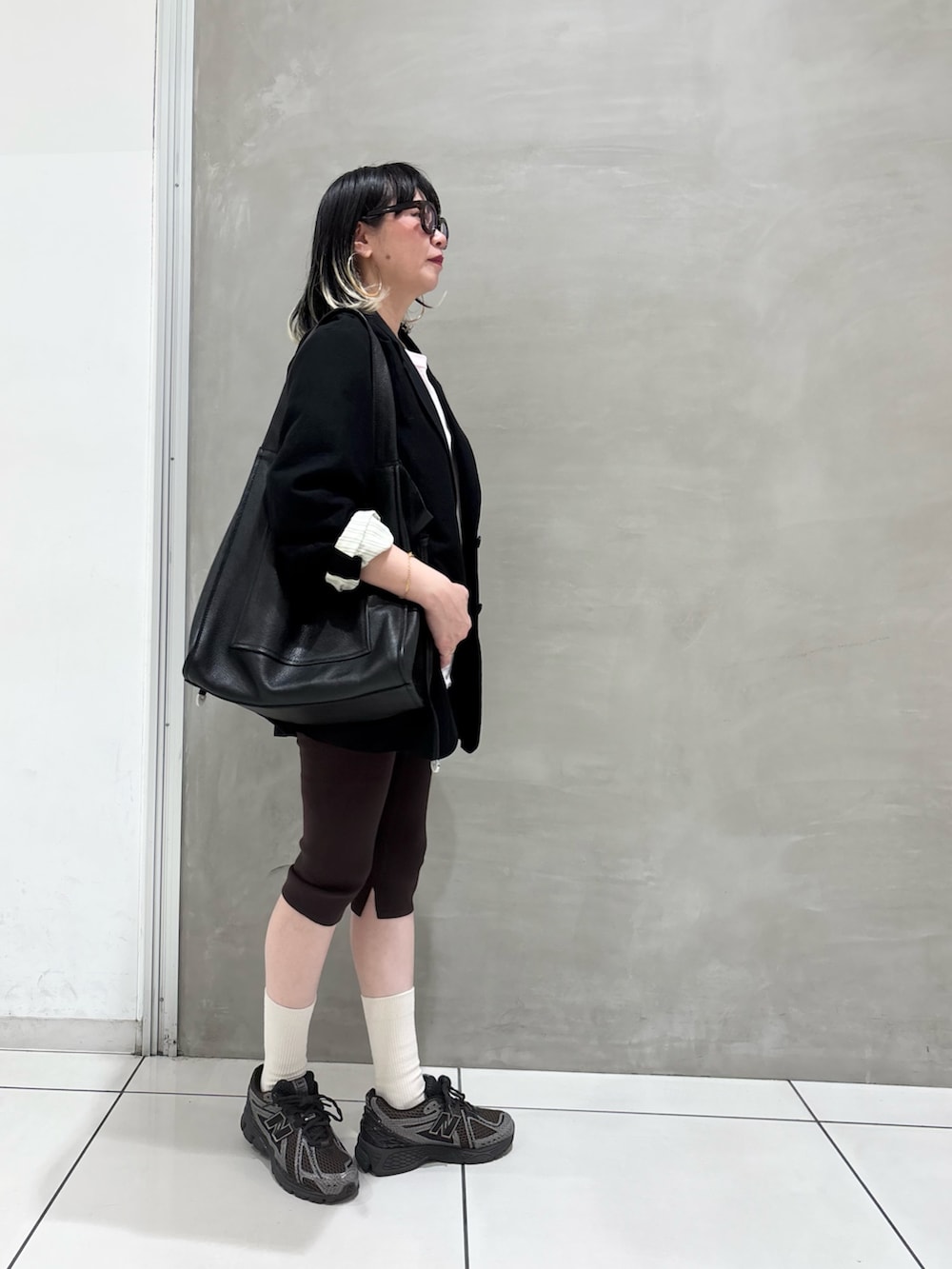 ブラック系のその他アウター、ピンク系のTシャツ/カットソー、ブラック系のトートバッグを着用したレディースの春コーディネートの3枚目の写真
