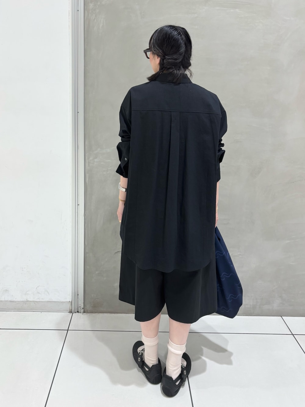 ブラック系のシャツ/ブラウス、ブラック系のその他パンツ、ブラック系のスニーカーを着用したレディースの秋コーディネートの3枚目の写真