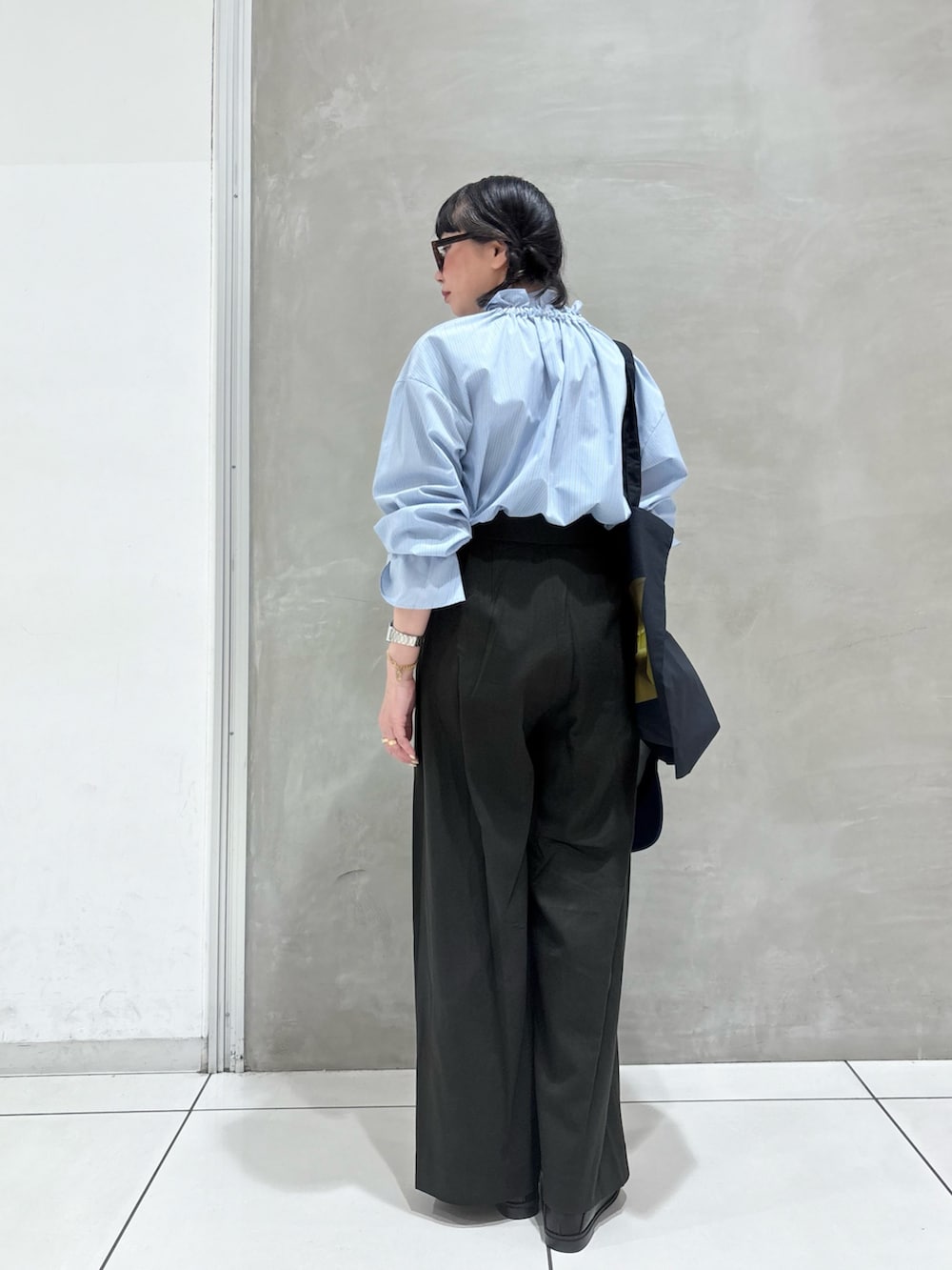ブルー系のシャツ/ブラウス、ブラウン系のその他パンツ、ブラック系のローファーを着用したレディースの秋コーディネートの3枚目の写真