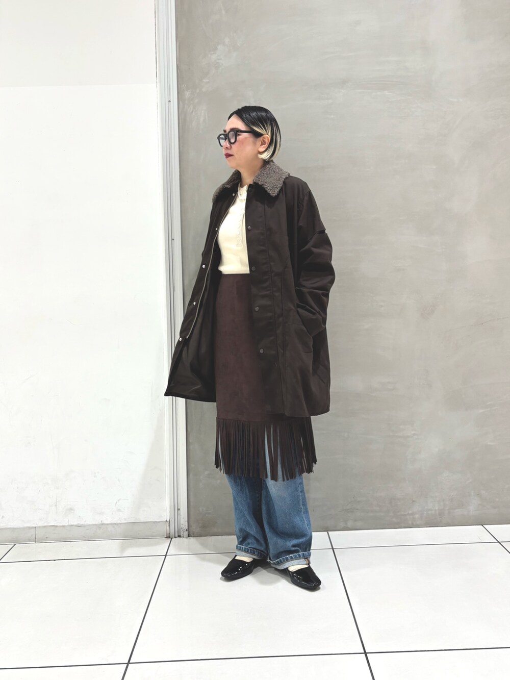 ブラウン系のその他アウター、ホワイト系のTシャツ/カットソー、ブラウン系のスカートを着用したレディースの秋コーディネートの3枚目の写真