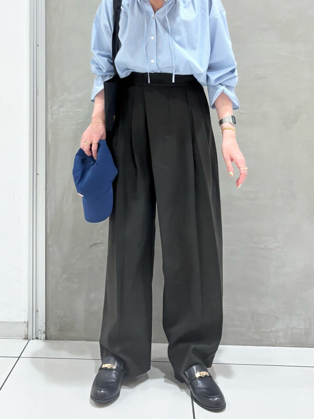 ブルー系のシャツ/ブラウス、ブラウン系のその他パンツ、ブラック系のローファーを着用したレディースの秋コーディネートの7枚目の写真