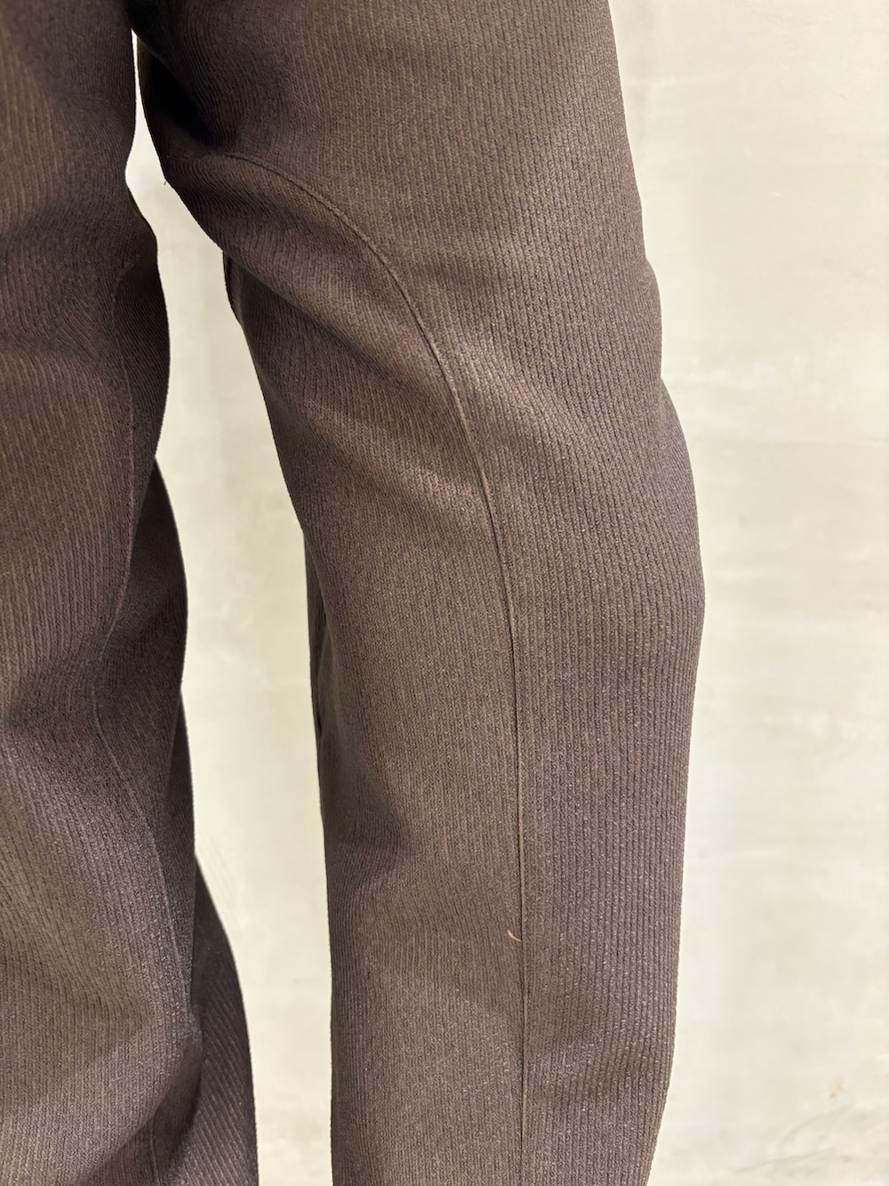 ベージュ系のTシャツ/カットソー、ホワイト系のニット/セーター、ブラウン系のその他パンツを着用したレディースの秋コーディネートの6枚目の写真