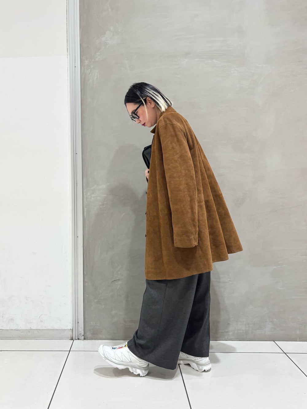 ブラウン系のテーラードジャケット、グレー系のニット/セーター、グレー系のその他パンツを着用したレディースの秋コーディネートの3枚目の写真