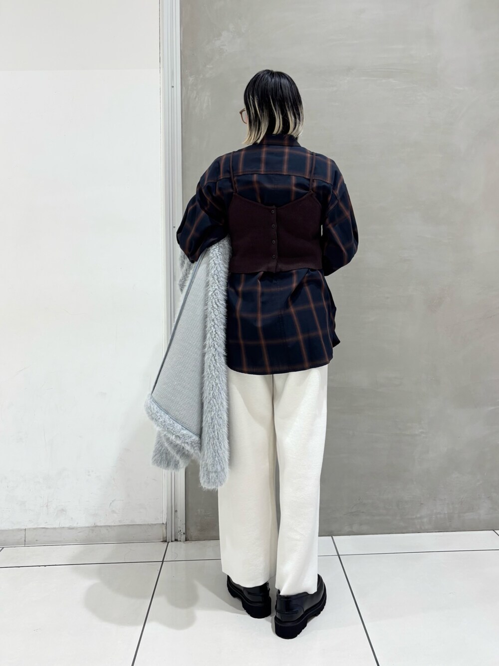 ブルー系のその他アウター、ブルー系のシャツ/ブラウス、ブラウン系のニット/セーターを着用したレディースの冬コーディネートの4枚目の写真