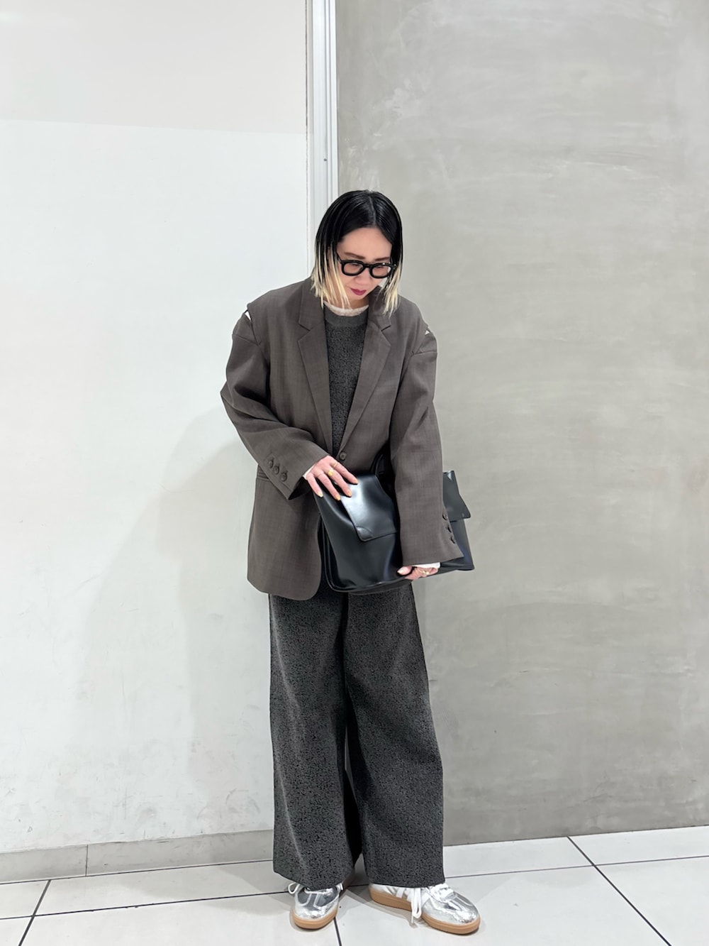 ブラウン系のその他アウター、ホワイト系のTシャツ/カットソー、グレー系のサロペット/オーバーオールを着用したレディースの冬コーディネートの3枚目の写真