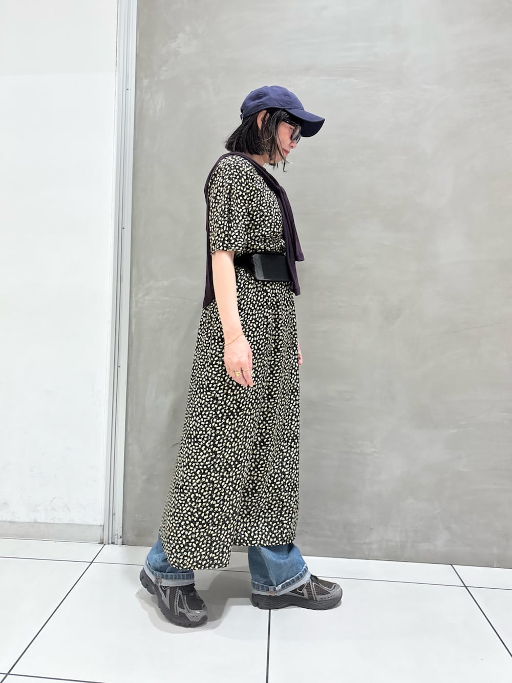 イエロー系のワンピース、グレー系のTシャツ/カットソー、ブラック系のボディバッグ/ウエストポーチを着用したレディースの夏コーディネートの2枚目の写真