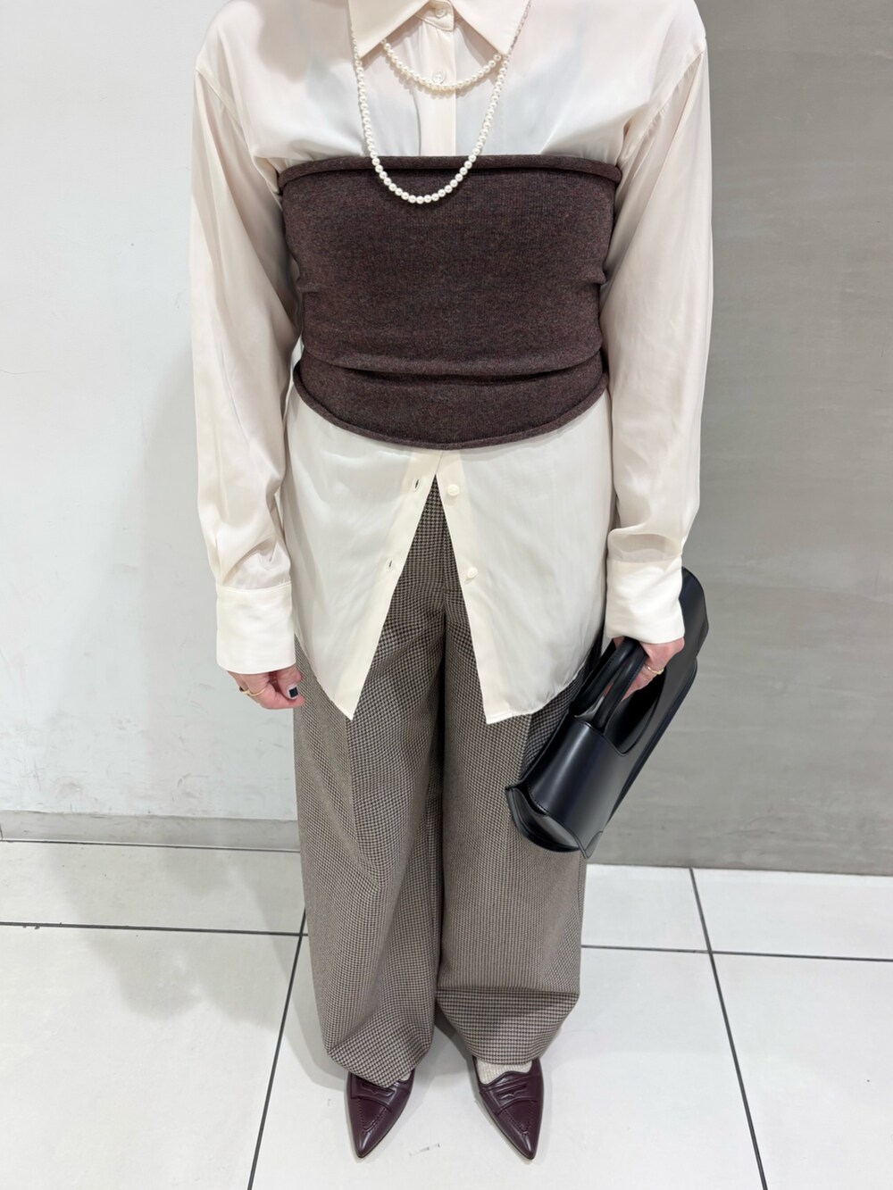 ホワイト系のTシャツ/カットソー、ブラウン系のその他トップス、グリーン系のその他パンツを着用したレディースの秋コーディネートの4枚目の写真