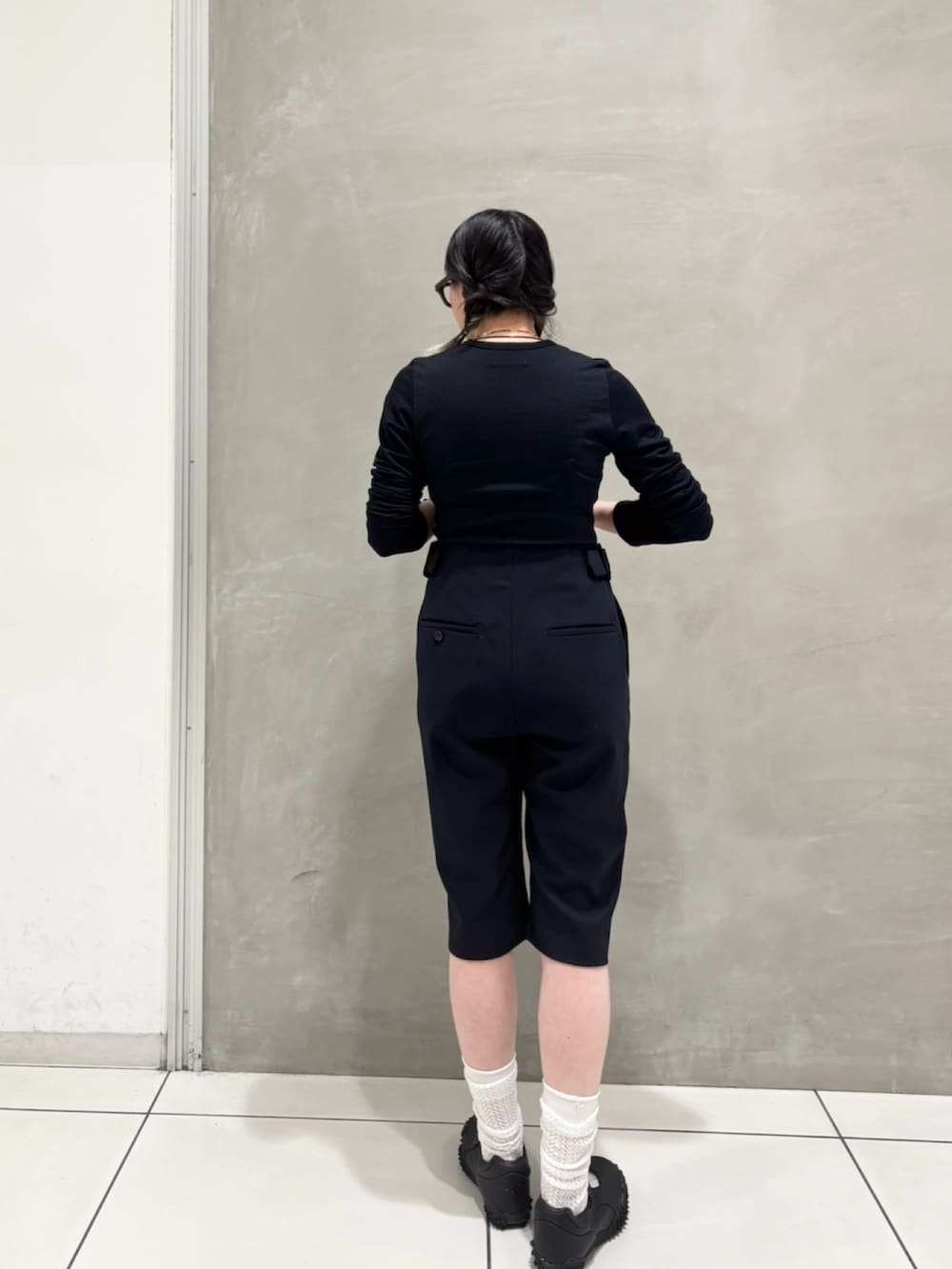 ブルー系のその他パンツ、ブルー系のTシャツ/カットソー、ブラック系のスニーカーを着用したレディースの春コーディネートの2枚目の写真