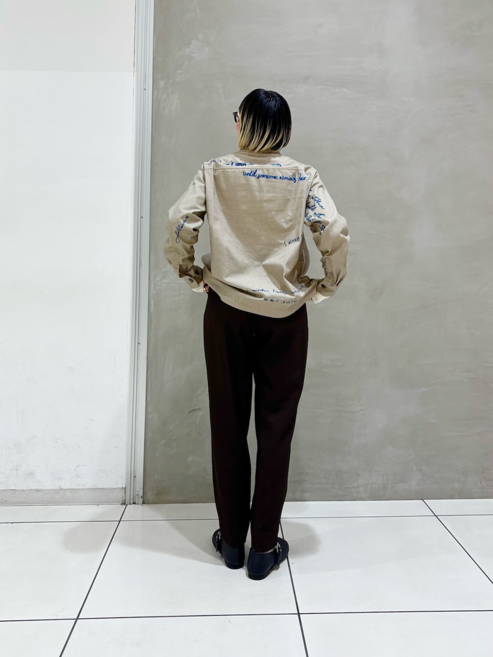 ベージュ系のTシャツ/カットソー、ホワイト系のニット/セーター、ブラウン系のその他パンツを着用したレディースの秋コーディネートの3枚目の写真