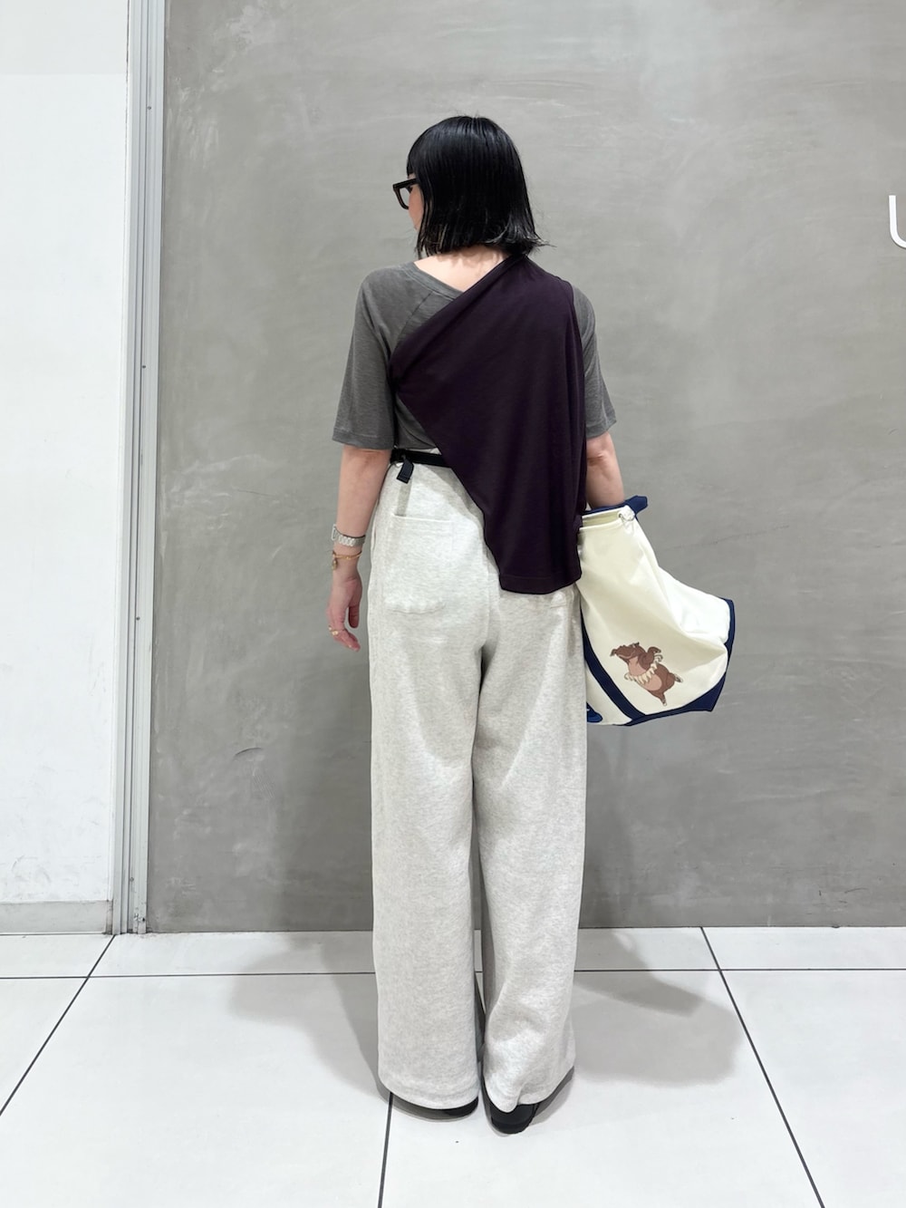 グレー系のTシャツ/カットソー、ブラック系のボディバッグ/ウエストポーチ、ベージュ系のその他パンツを着用したレディースの夏コーディネートの2枚目の写真